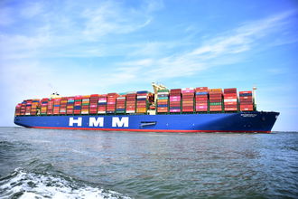 A container ship of HMM, seen from the side. The company was victim of a cyberattack.