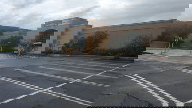 Amazon looking to open retail stores