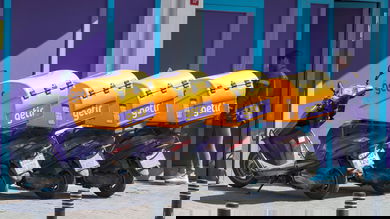 Getir employee with bikes