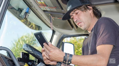 Truck driver using ELD device to log his driving hours